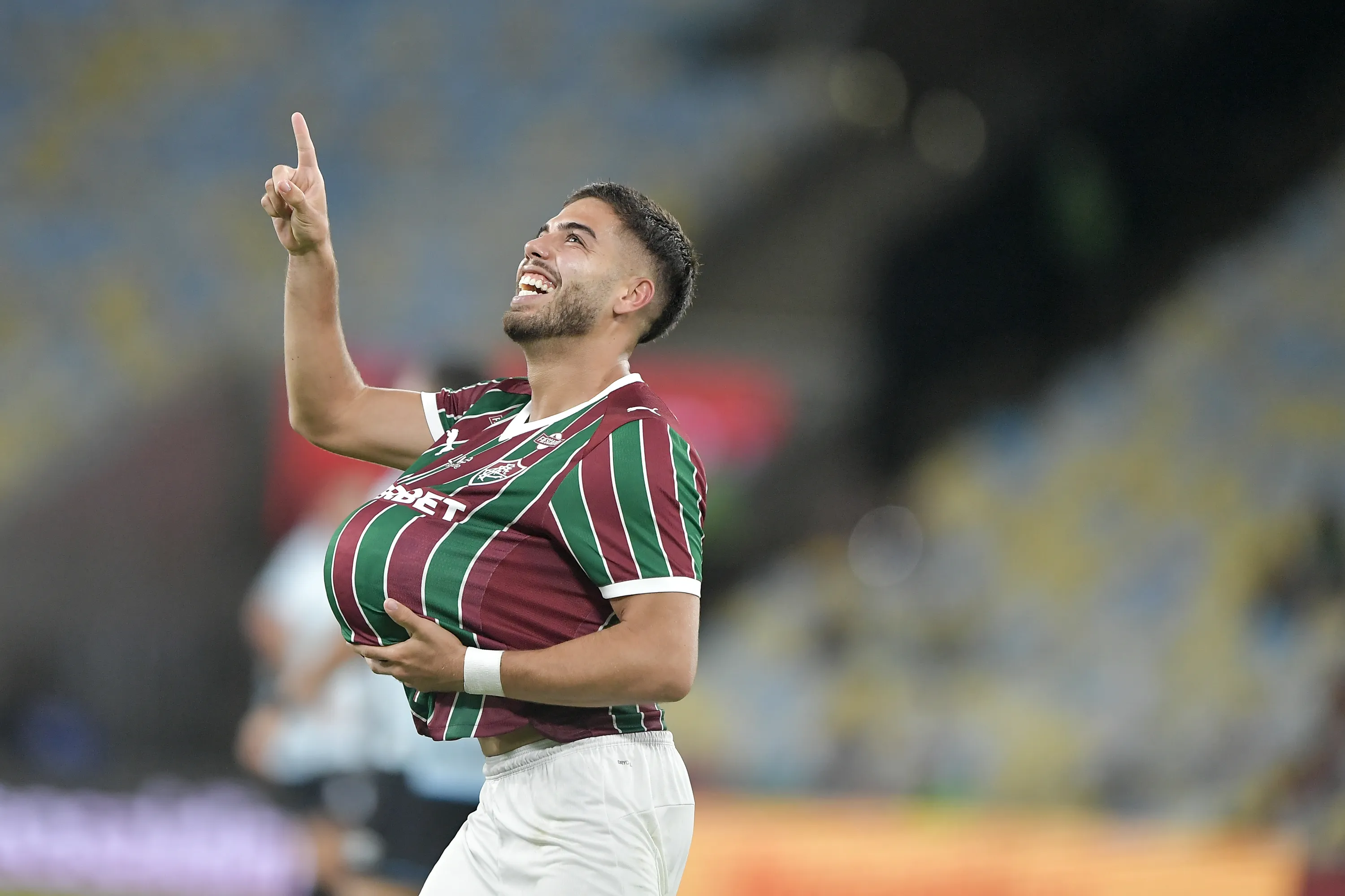 Nonato, jogador do Fluminense, comemora seu gol durante partida contra o Grêmio – Foto: Thiago Ribeiro/AGIF