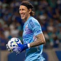 Cássio treina no gramado e se aproxima de jogar a final do Mineiro