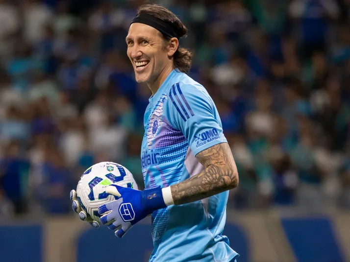 Cássio treina no gramado e se aproxima de jogar a final do Mineiro