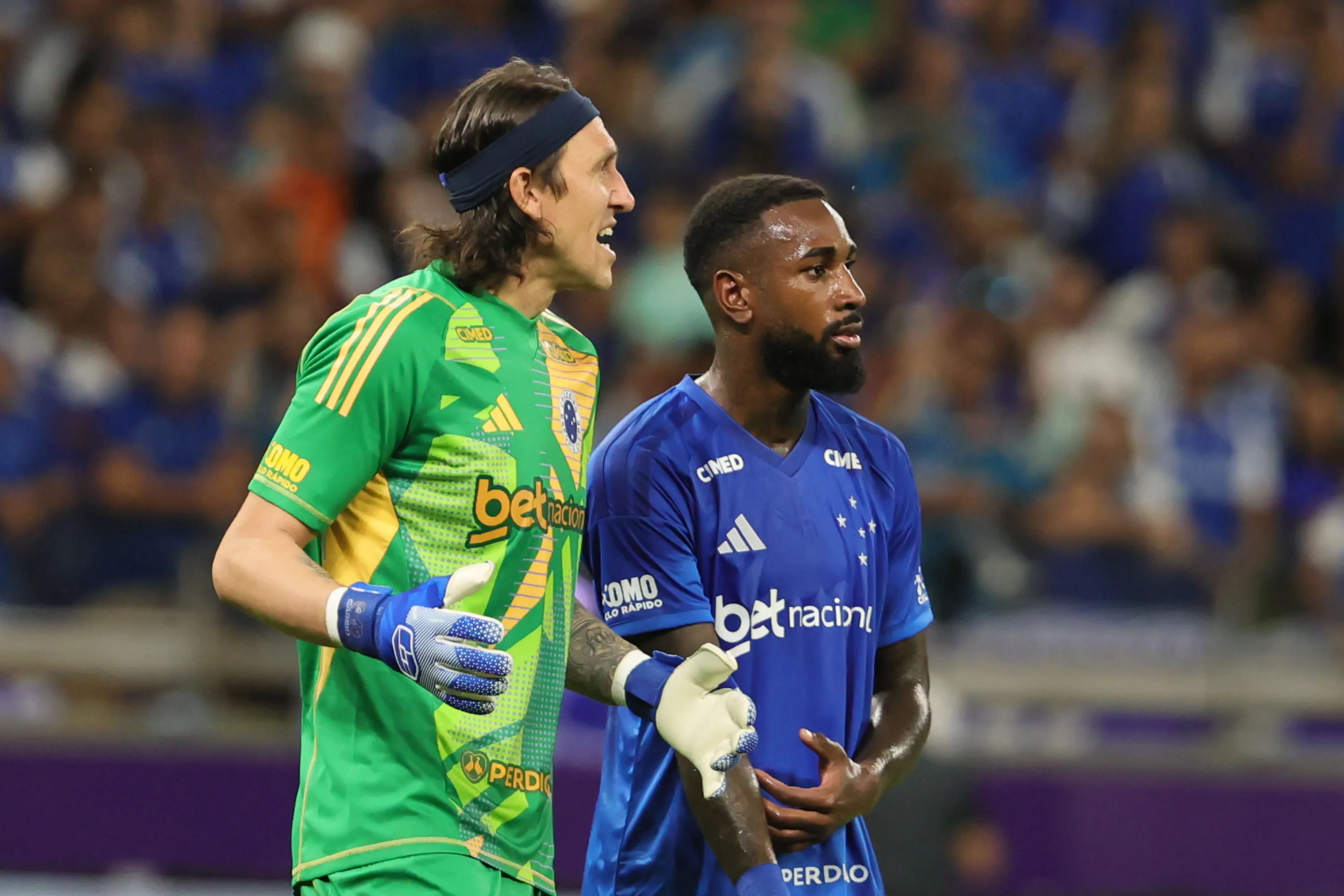 MG – BELO HORIZONTE – 28/02/2026 – MINEIRO 2026, CRUZEIRO X POUSO ALEGRE – Gerson jogador do Cruzeiro conversa com Cassio durante partida contra o Pouso Alegre no estadio Mineirao pelo campeonato Mineiro 2026. Foto: Gilson Lobo/AGIF