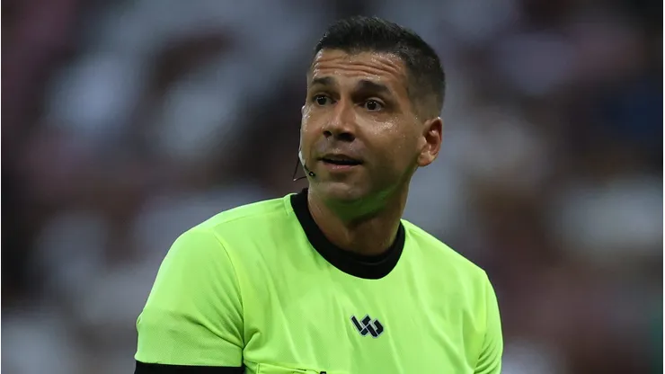 Bruno Arleu de Araujo Arbitro da partida entre Santa Cruz e Nautico pelo campeonato pernambucano na Arena de Pernambuco. Foto: Marlon Costa/AGIF