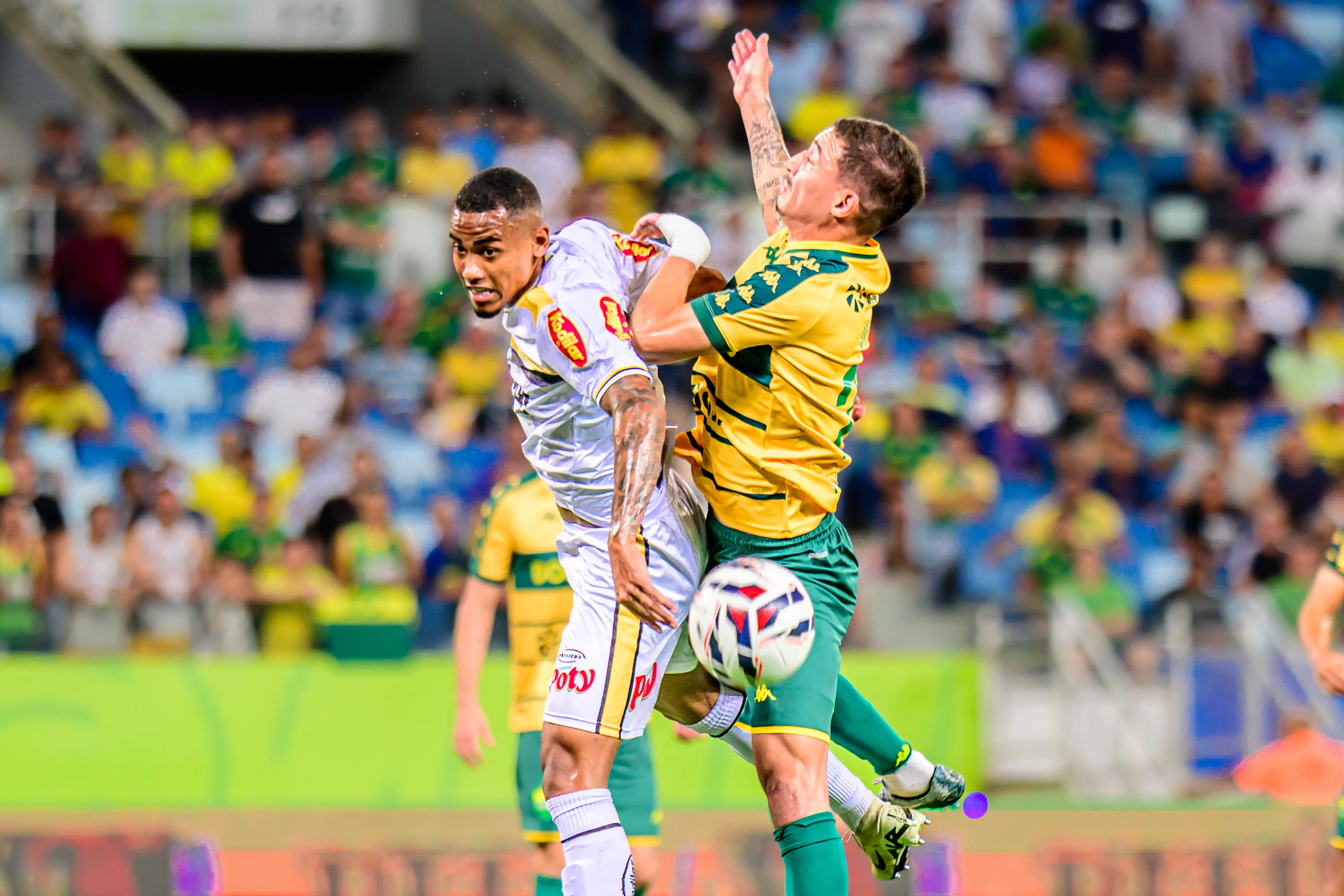 MT – CUIABA – 08/10/2025 – BRASILEIRO B 2025, CUIABA X NOVORIZONTINO – Alisson Safira jogador do Cuiaba disputa lance com Patrick jogador do Novorizontino durante partida no estadio Arena Pantanal pelo campeonato Brasileiro B 2025. Foto: Francisco Alves/AGIF