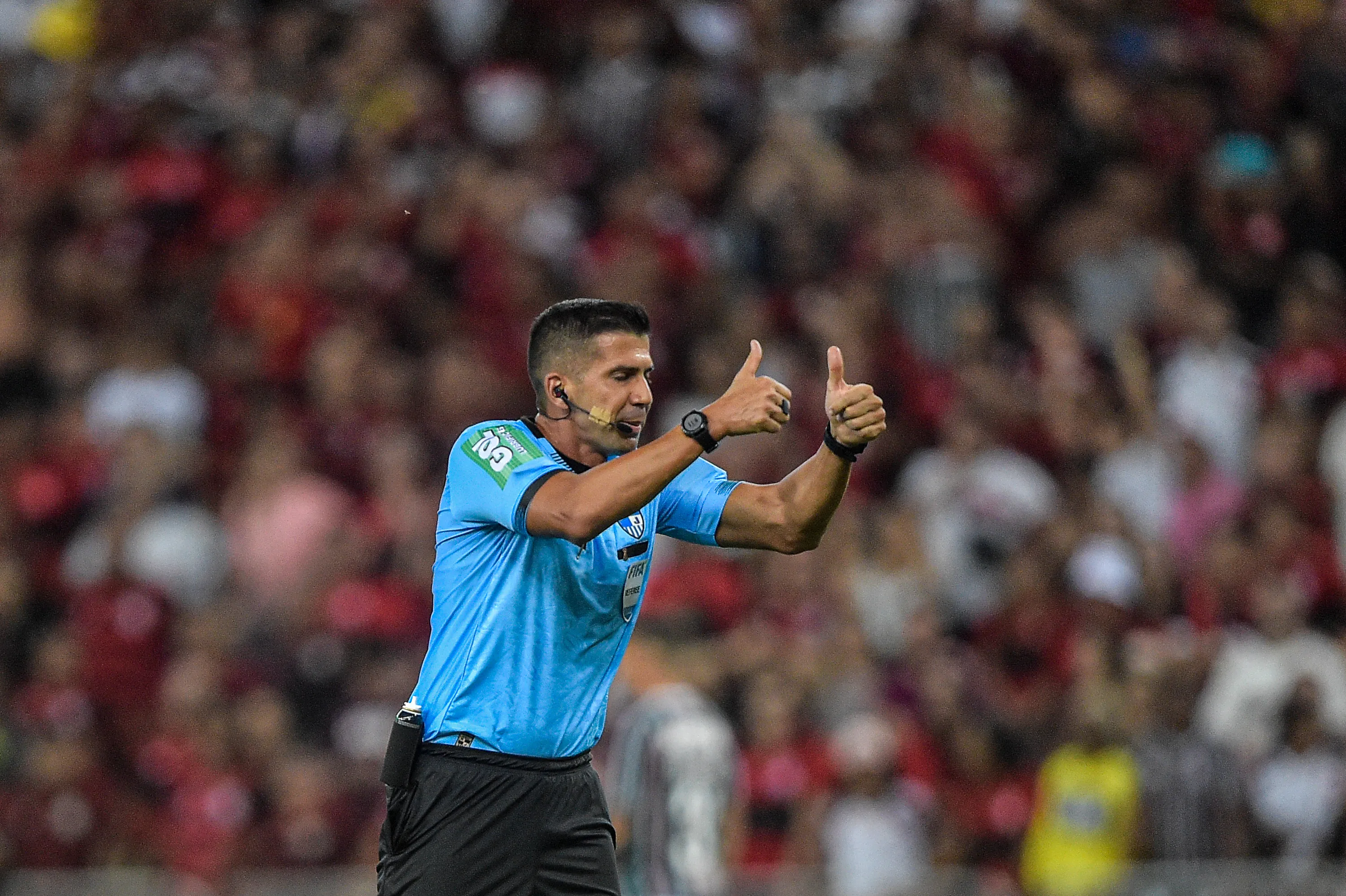 O arbitro Bruno Arleu de Araujo durante partida entre Fluminense e Flamengo no estadio Maracana pelo campeonato Carioca 2022. Foto: Thiago Ribeiro/AGIF