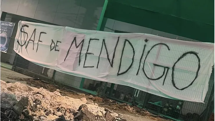 Protesto no Couto Pereira. Foto: Reprodução X