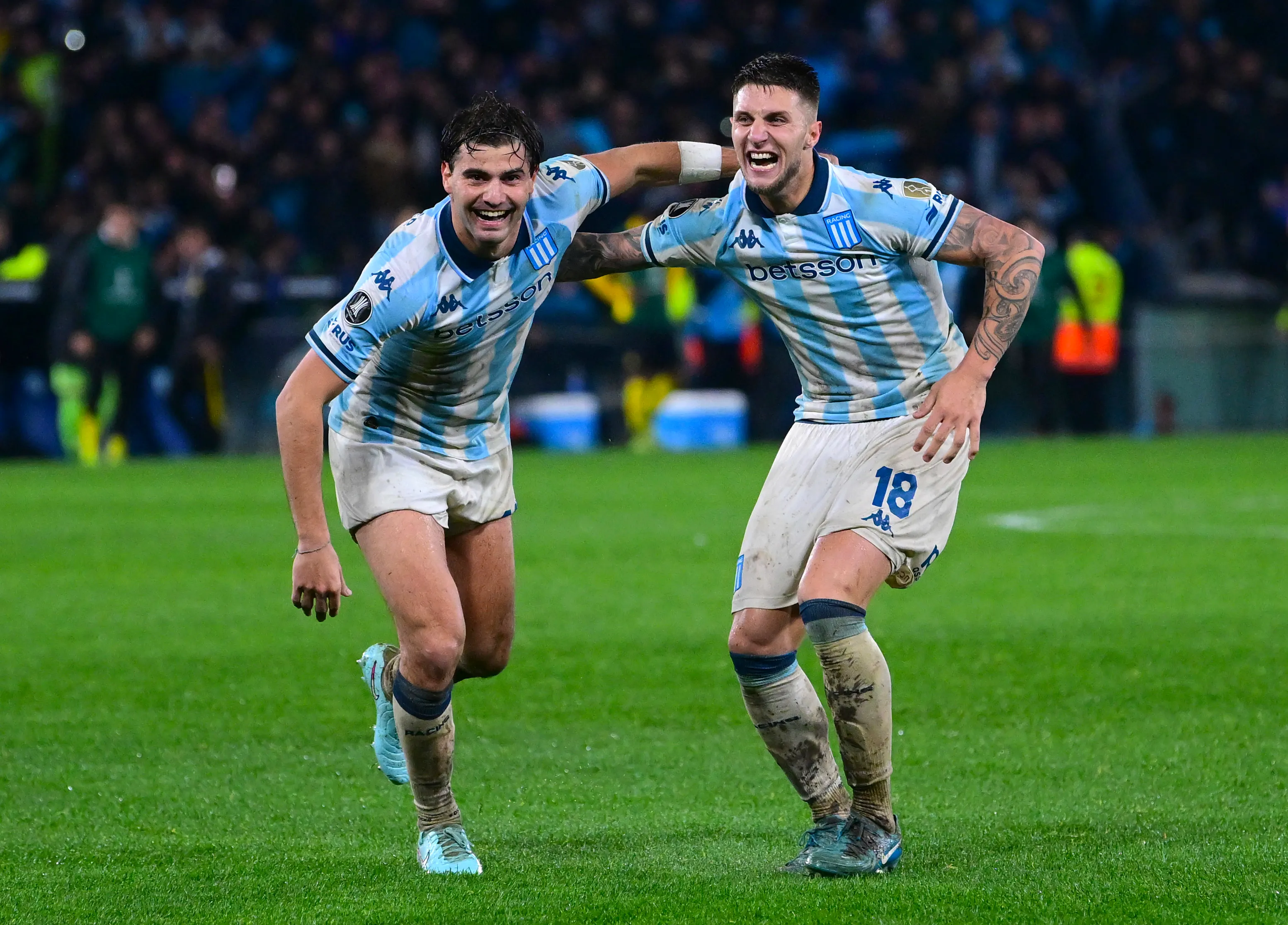 Franco Pardo and Santiago Sosa comemoram gol do Racing. (Photo by Marcelo Endelli/Getty Images)