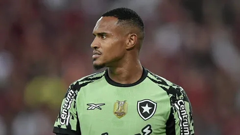 John goleiro do Botafogo durante partida contra o Flamengo no estadio Maracana pelo campeonato Brasileiro A 2025. Foto: Thiago Ribeiro/AGIF