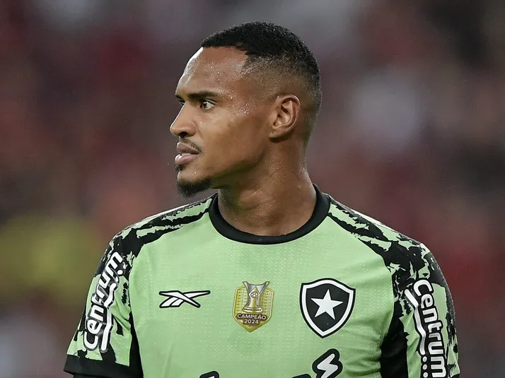 John retorna ao Botafogo para concluir recuperação