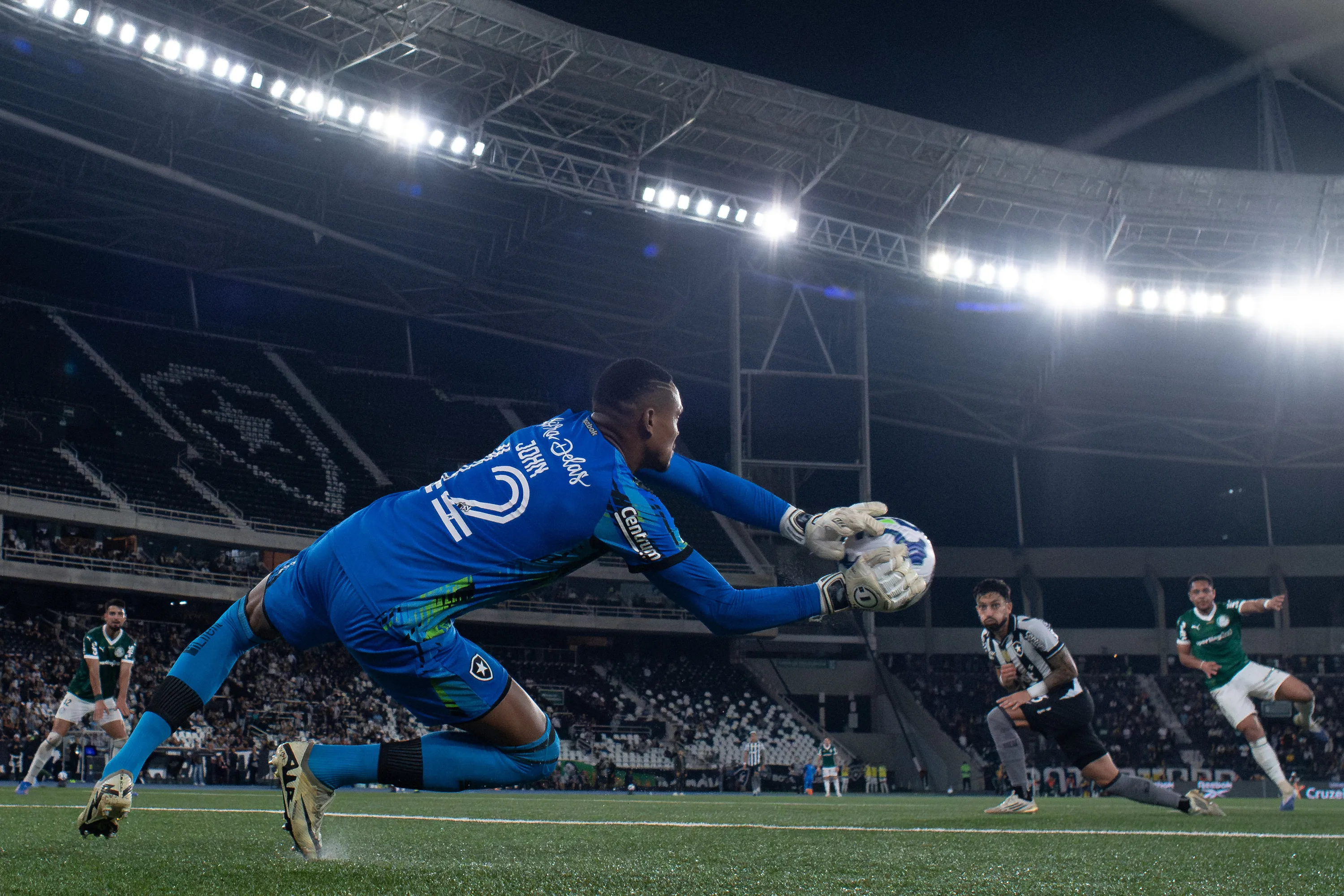 John goleiro do Botafogo durante partida contra o Palmeiras no estadio Engenhao pelo campeonato Brasileiro A 2025. Foto: Jorge Rodrigues/AGIF