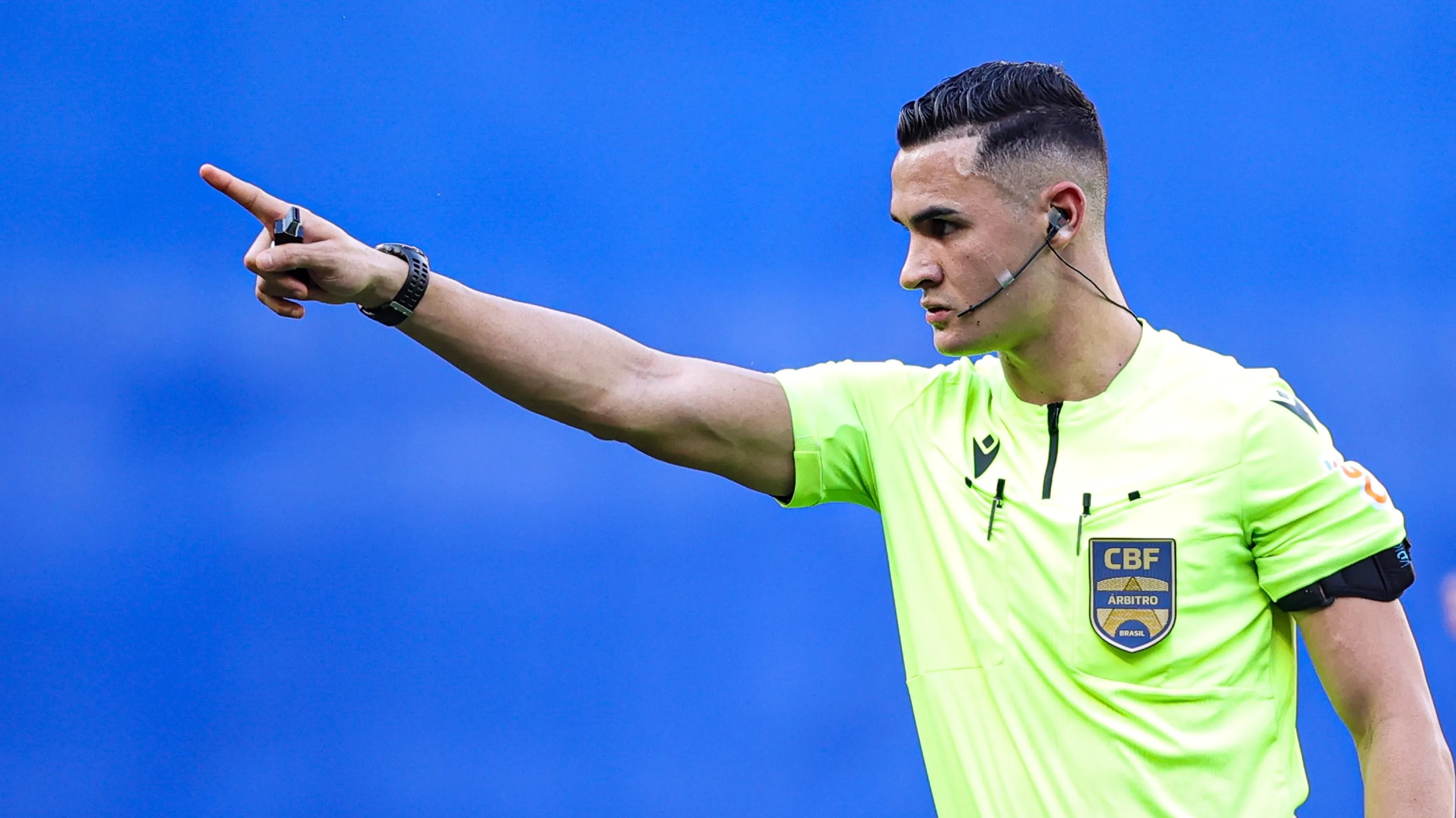 Árbitro Matheus Candançan. Foto: Gilson Lobo/AGIF
