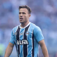 Como prepara oferta de R$ 54 milhões por Arthur e Grêmio recebe aviso