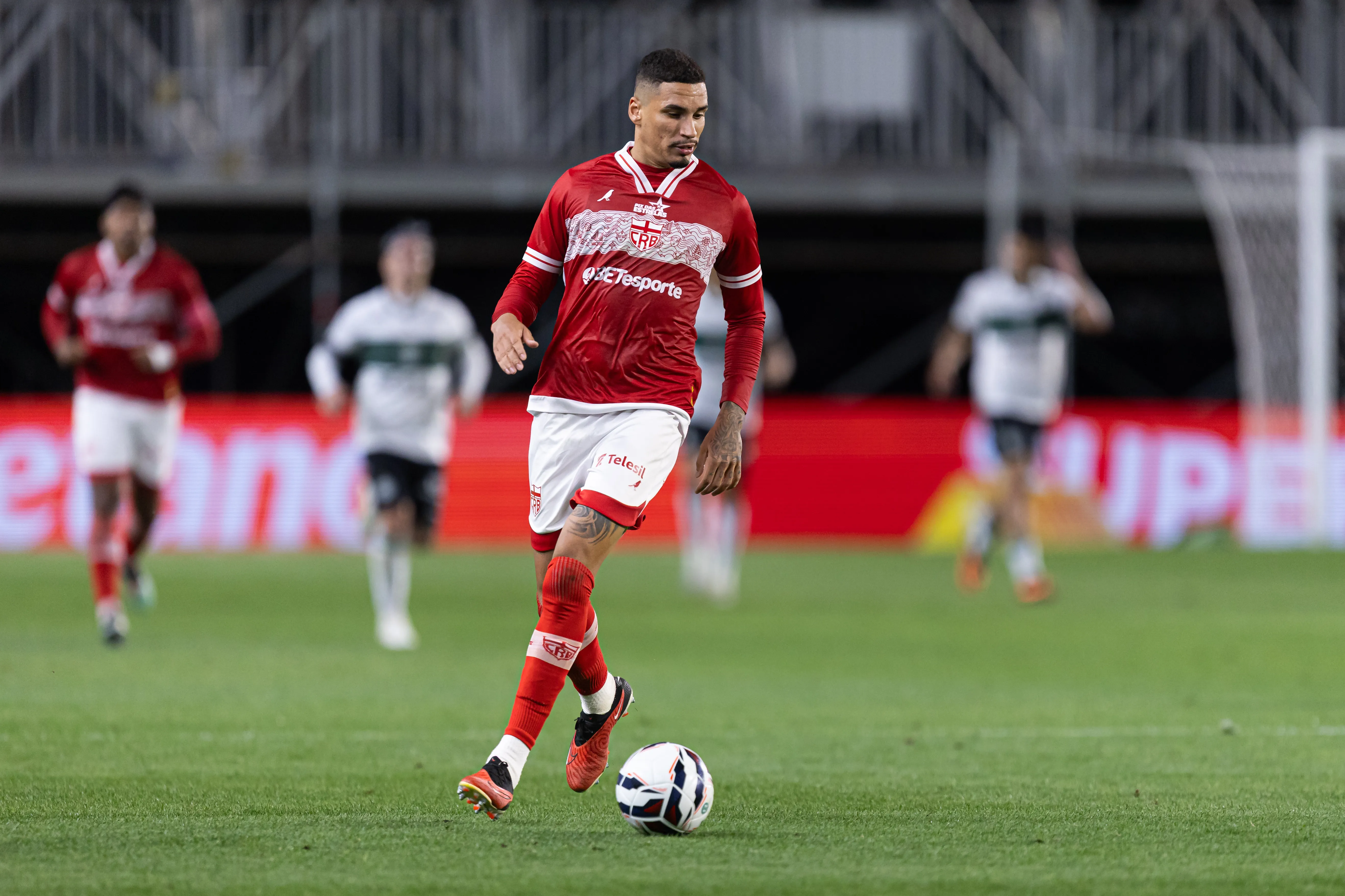 PR – CURITIBA – 31/10/2025 – BRASILEIRO B 2025, CORITIBA X CRB – HENRI jogador do CRB durante partida contra o Coritiba no estadio Couto Pereira pelo campeonato Brasileiro B 2025. Foto: Paulo De Tarso/AGIF