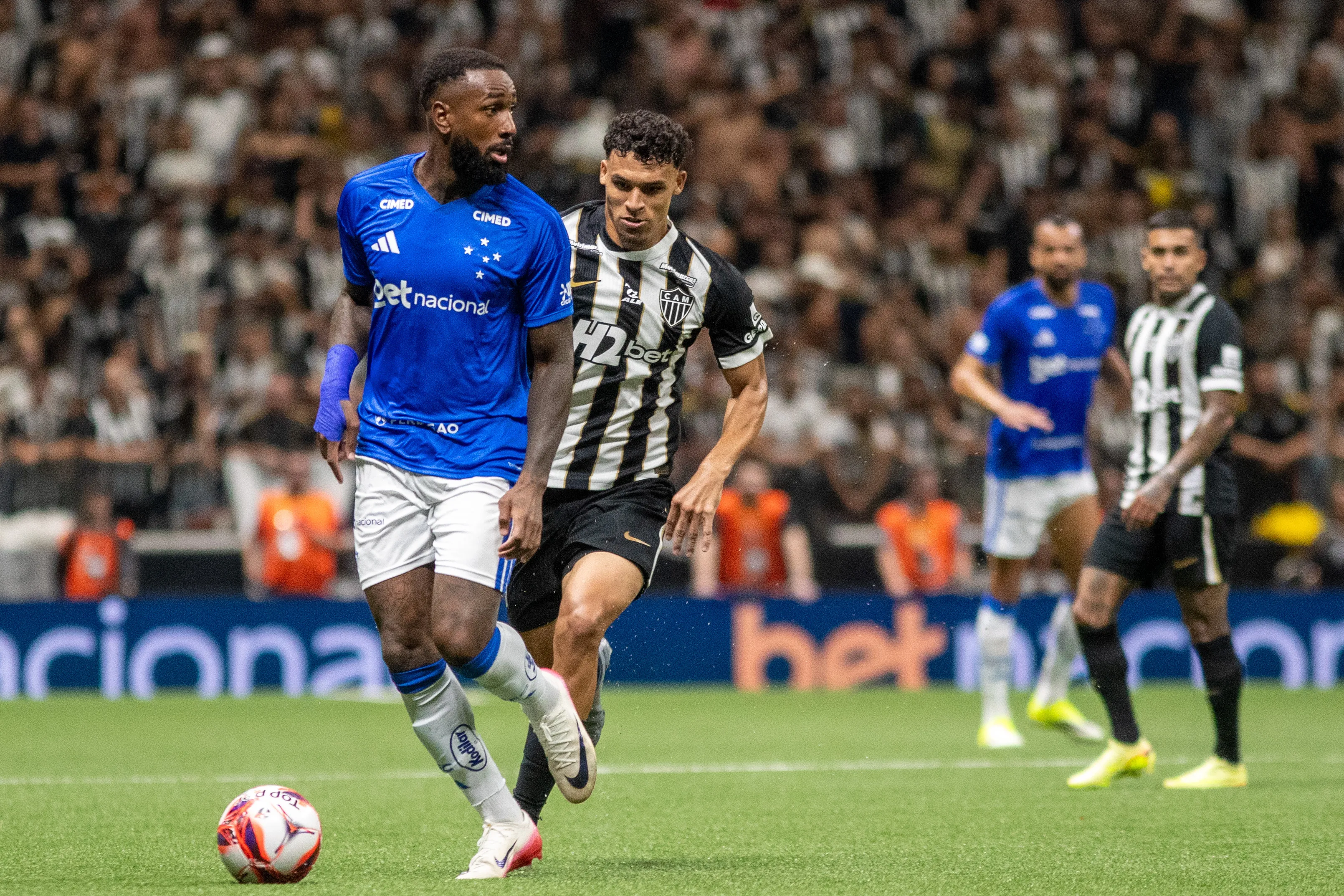 Gerson jogador do Cruzeiro durante partida contra o Atletico no estadio Arena MRV pelo campeonato Mineiro 2026. Foto: Fernando Moreno/AGIF