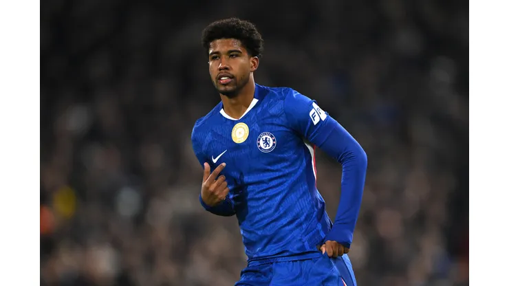 Ex-Vasco, Andrey Santos com a camisa do Chelsea