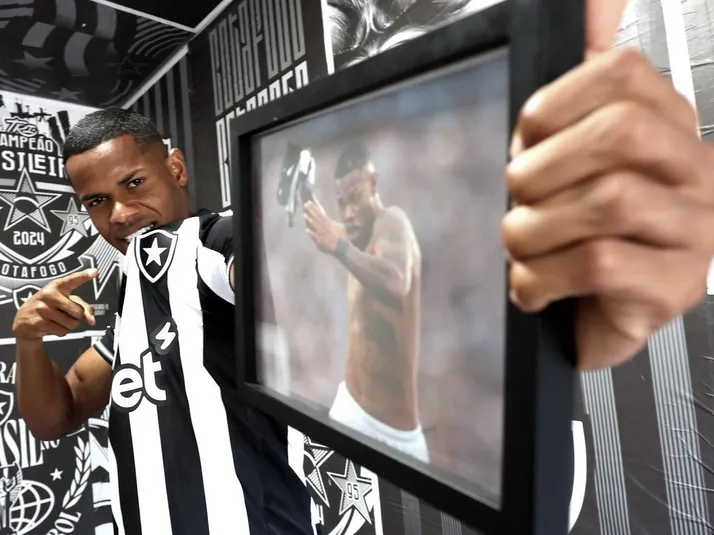 Botafogo anuncia retorno de Júnior Santos, herói da Libertadores 2024