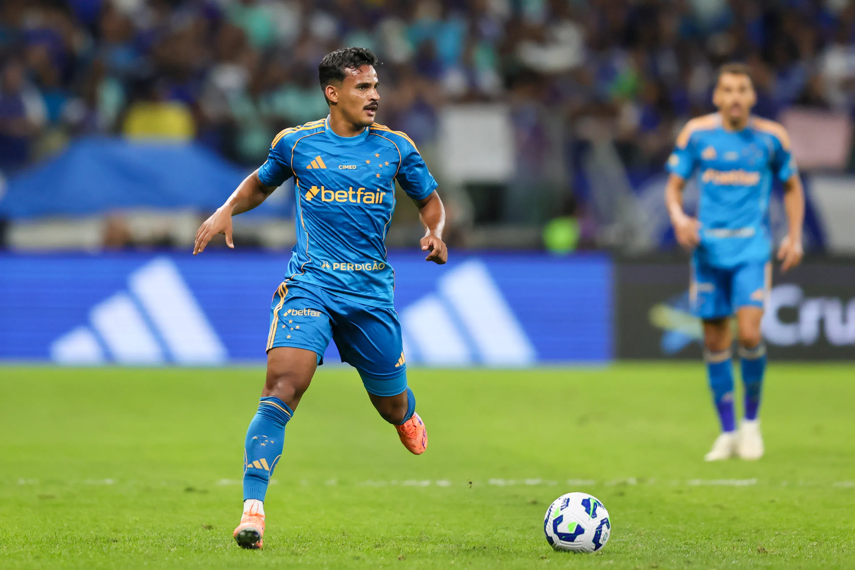 Kaiki, jogador do Cruzeiro, durante partida contra o Sport – Foto: Gilson Lobo/AGIF