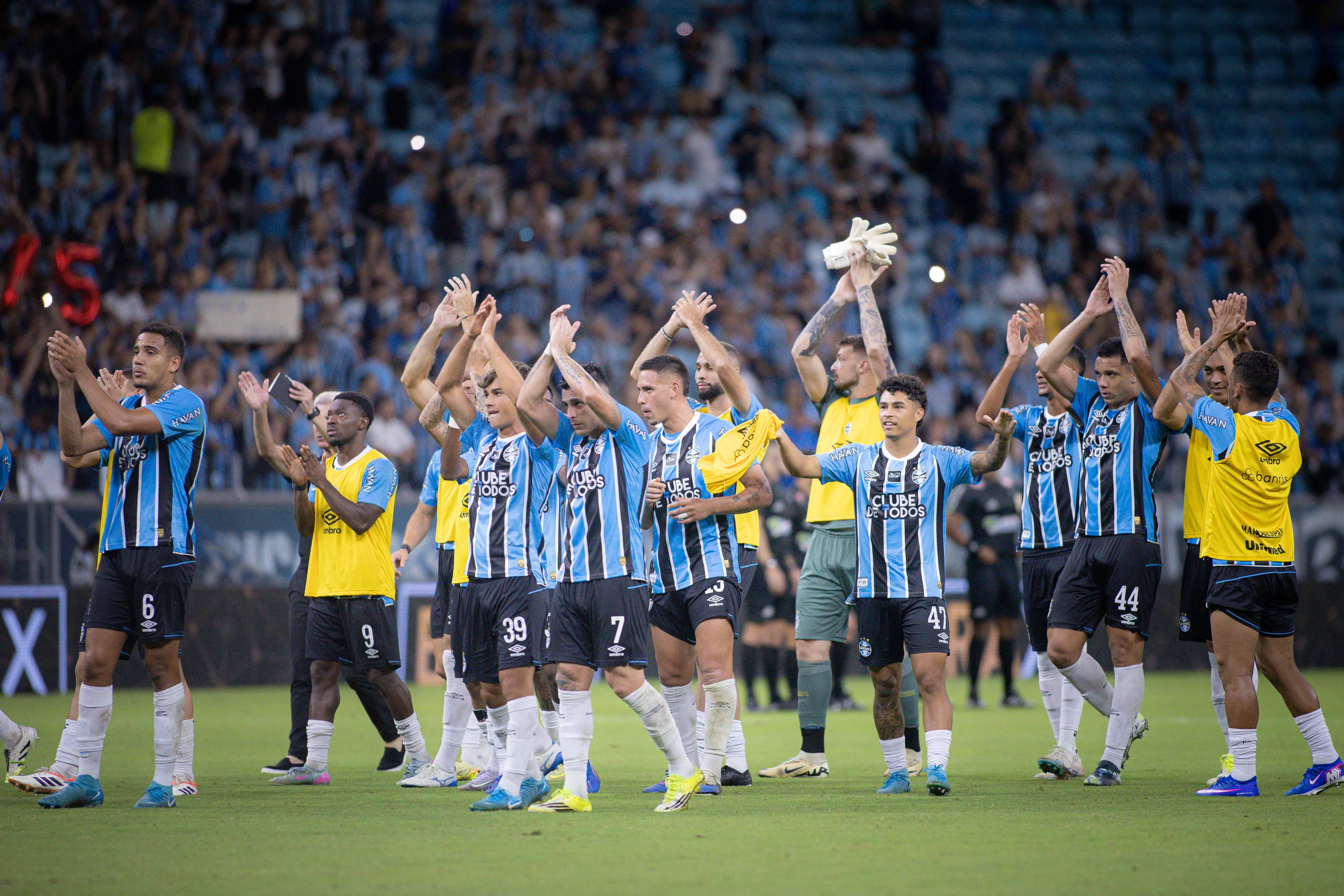 RS – PORTO ALEGRE – 01/03/2026 – GAUCHO 2026, GREMIO X INTERNACIONAL – Jogadores do Gremio comemoram vitoria ao final da partida contra o Internacional no estadio Arena do Gremio pelo campeonato Gaucho 2026. Foto: Maxi Franzoi/AGIF