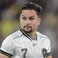 Artur volta a treinar no Botafogo antes de final