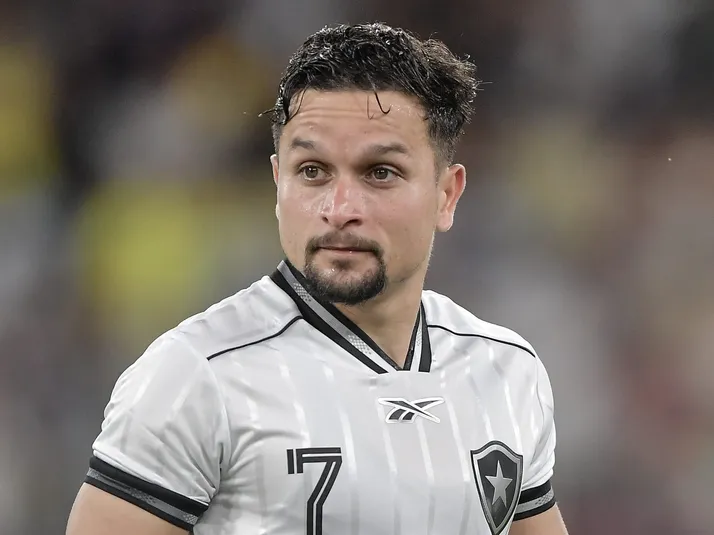 Artur volta a treinar no Botafogo antes de final