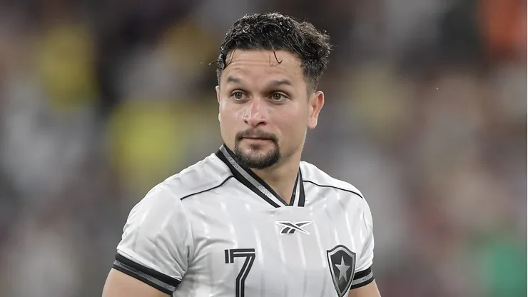 Artur jogador do Botafogo durante partida contra o Fluminense no estadio Maracana pelo campeonato Brasileiro A 2026. Foto: Thiago Ribeiro/AGIF