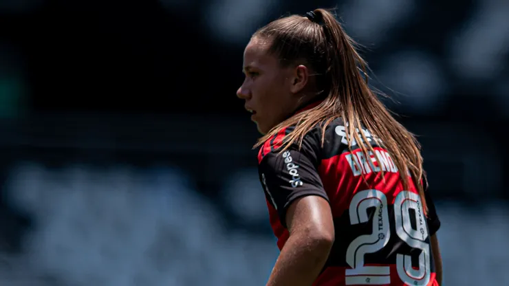Brendha ganha seus primeiros minutos em campo na equipe principal - Foto: Paula Reis/Flamengo