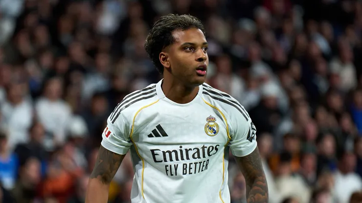 Rodrygo Goes, do Real Madrid, observa durante a partida da LaLiga EA Sports entre Real Madrid CF e Getafe CF no Estádio Santiago Bernabéu em 2 de março de 2026, em Madri, Espanha. (Foto de Angel Martinez/Getty Images)