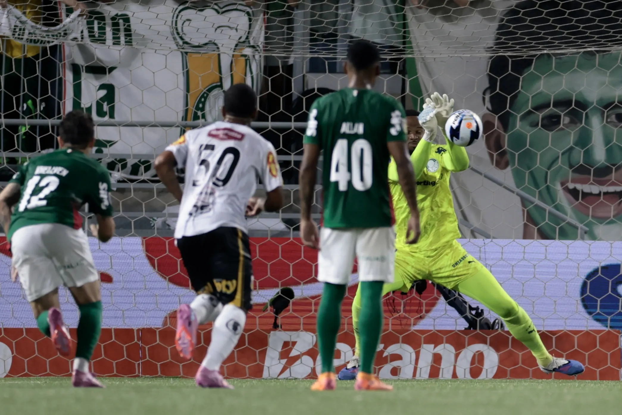 Carlos Miguel pegou pênalti no jogo de ida entre Palmeiras x Novorizontino. Foto: Marcello Zambrana/AGIF