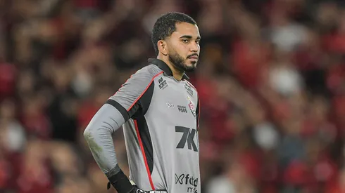 Lucas Arcanjo jogador do Vitoria lamenta derrota ao final da partida contra o Flamengo no estádio Maracanã pelo campeonato Brasileiro A 2025. Foto: Thiago Ribeiro/AGIF

