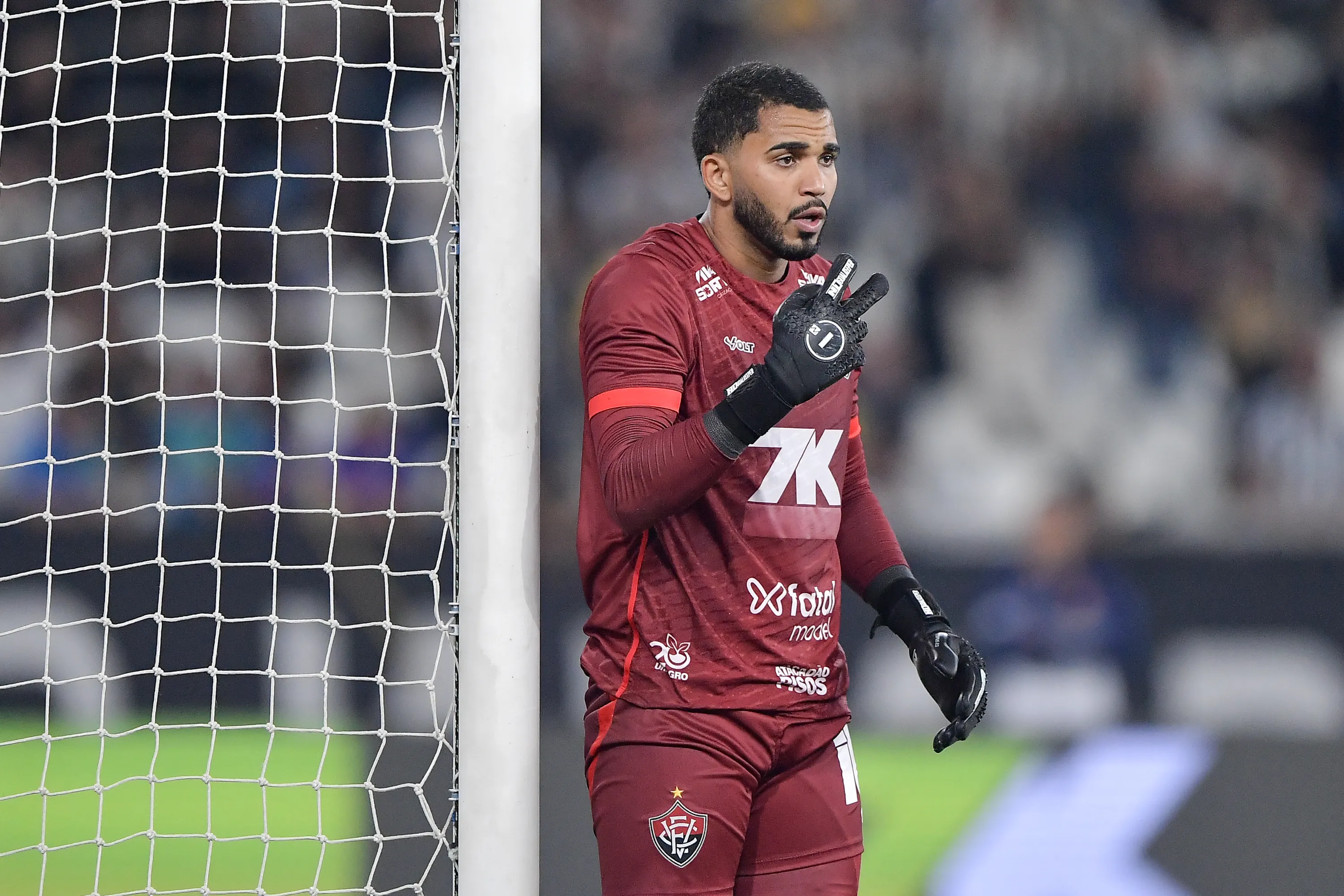 RJ – RIO DE JANEIRO – 16/07/2025 – BRASILEIRO A 2025, BOTAFOGO X VITORIA – Lucas Arcanjo goleiro do Vitoria durante partida contra o Botafogo no estadio Engenhao pelo campeonato Brasileiro A 2025. Foto: Thiago Ribeiro/AGIF