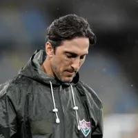 Zubeldía é avisado que Matheus Reis teve problema no joelho e é baixa no Fluminense