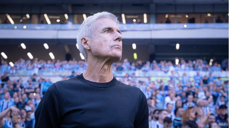 Luís Castro repetirá titulares no Grêmio.