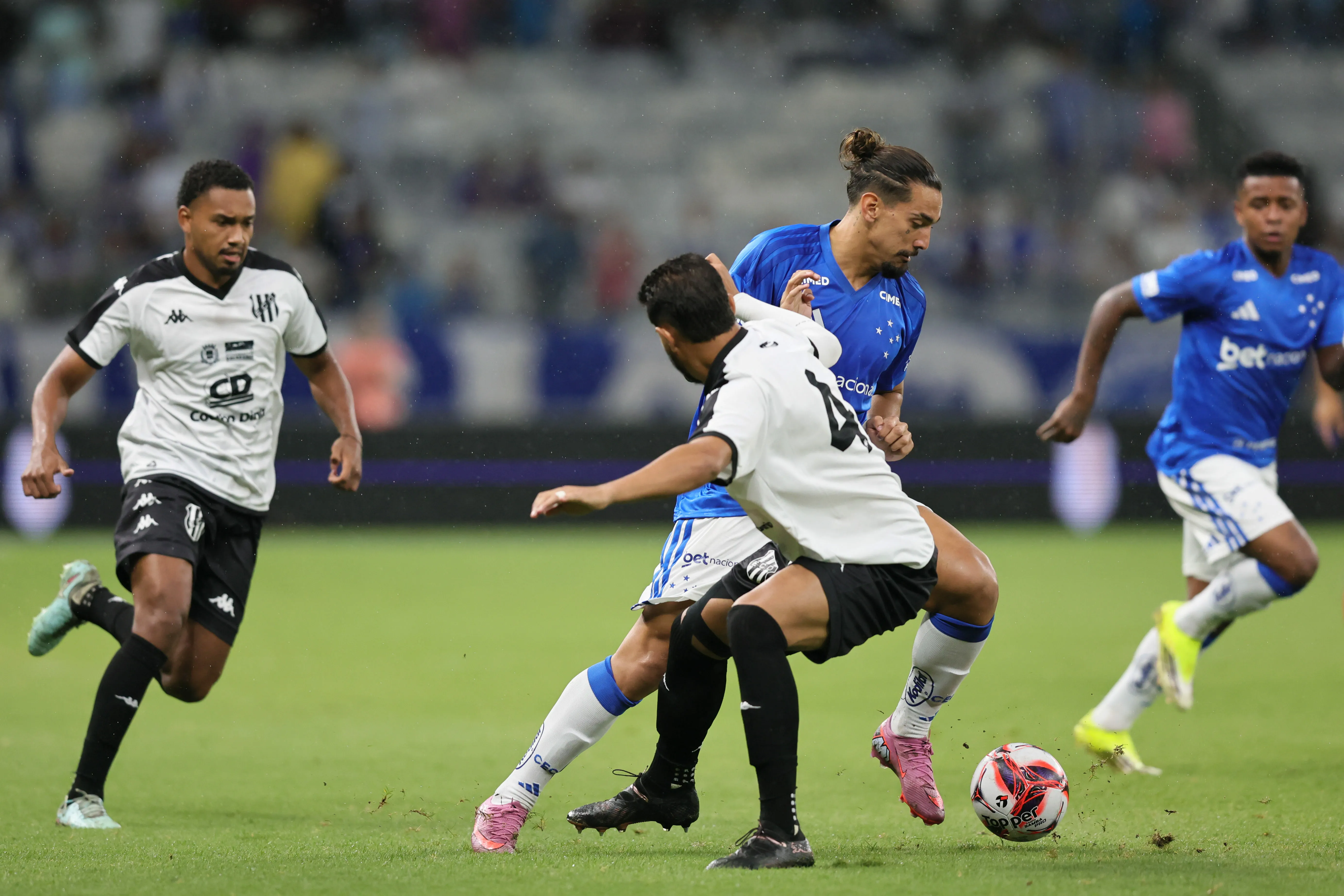 Chico da Costa, jogador do Cruzeiro, durante partida contra o Democrata – Foto: Gilson Lobo/AGIF
