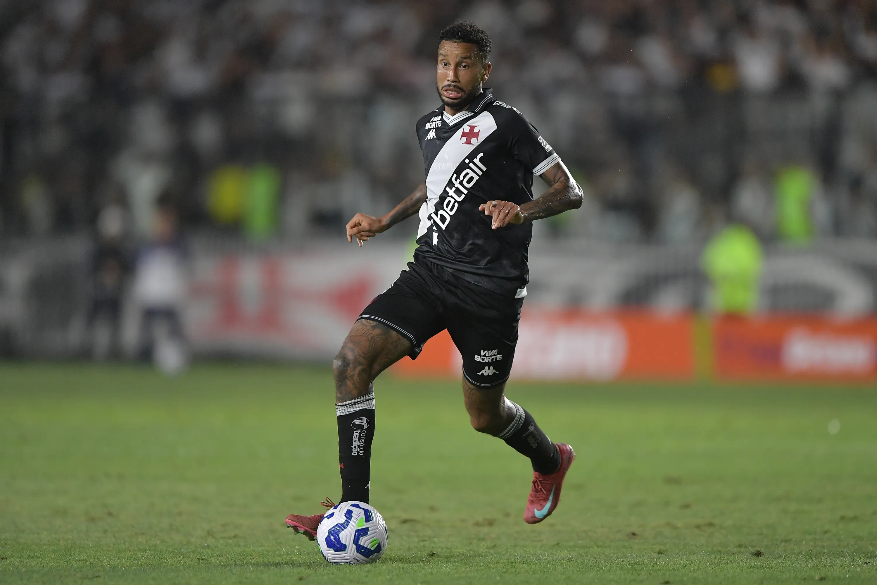 Jair atuando no Vasco em 2025 –  Foto: Thiago Ribeiro/AGIF