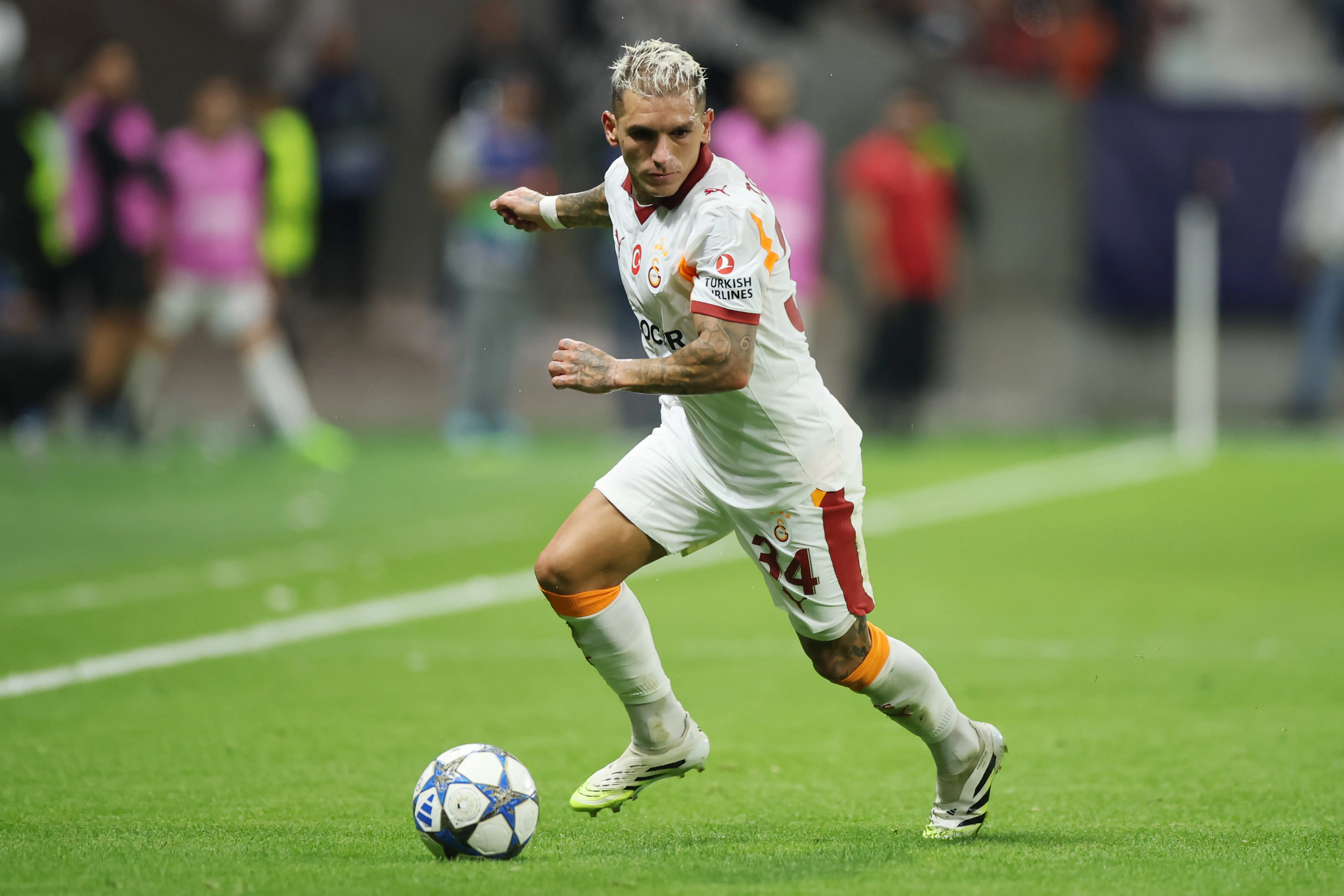 Lucas Torreira com a camisa do Galatasaray-TUR – (Photo by Alex Grimm/Getty Images)