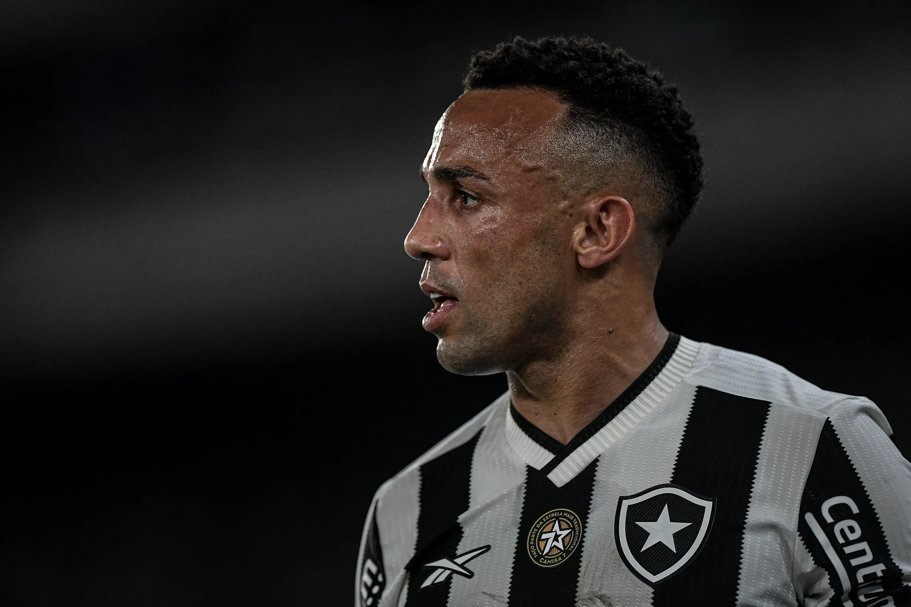 Marcal jogador do Botafogo durante partida contra o Corinthians no estadio Engenhao pelo campeonato Brasileiro A 2024. Foto: Thiago Ribeiro/AGIF