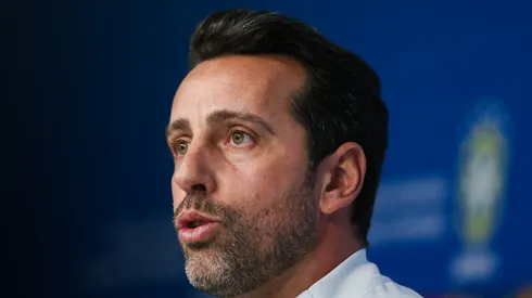 O Coordenador Geral da seleção brasileira de futebol, Edu Gaspar, participa de uma coletiva de imprensa no Centro de Treinamento da Granja Comary para a primeira fase de preparação para a Copa do Mundo FIFA 2018 na Rússia, em 21 de maio de 2018, em Teresópolis, Brasil. (Foto de Buda Mendes/Getty Images)
