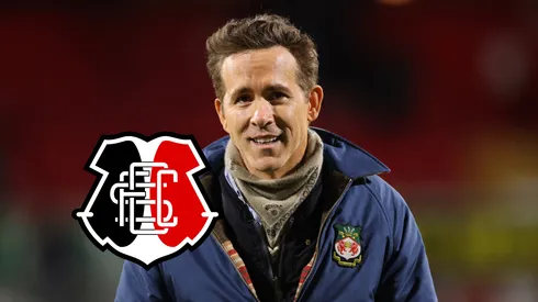 Ryan Reynolds, ator canadense-americano, empresário e coproprietário do Wrexham, observa antes da partida da terceira rodada da Emirates FA Cup entre AFC Wrexham e Nottingham Forest, em 9 de janeiro de 2026, em Wrexham, País de Gales. (Foto de Carl Recine/Getty Images)
