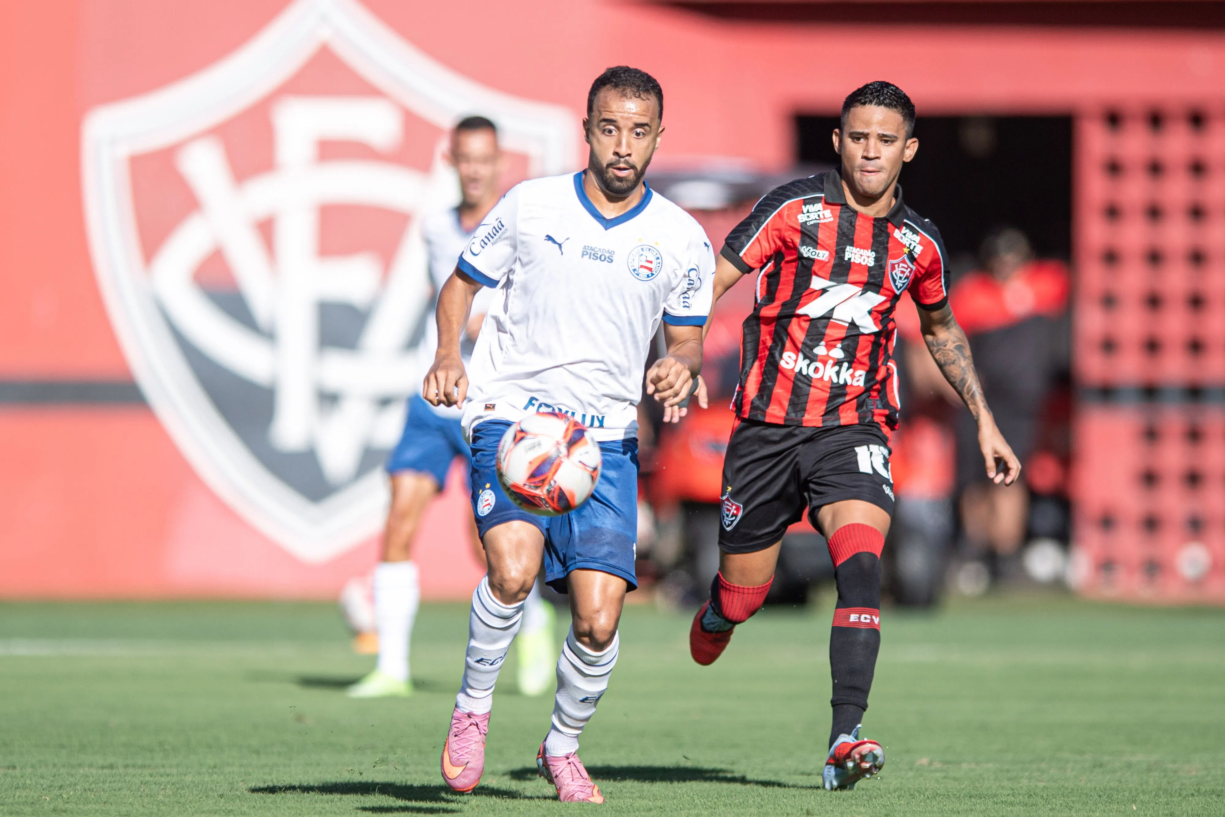 BA – SALVADOR – 25/01/2026 – BAIANO 2026, VITORIA X BAHIA – Erick jogador do Vitoria disputa lance com Caio Alexandre jogador do Bahia durante partida no estadio Barradao pelo campeonato Baiano 2026. Foto: Jhony Pinho/AGIF