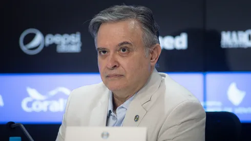 O dirigente Antonio Dutra Jr fala aos jornalistas durante apresentacao oficial de Luis Castro como tercnico do Gremio em coletiva de imprensa realizada no Arena do Gremio. Foto: Maxi Franzoi/AGIF
