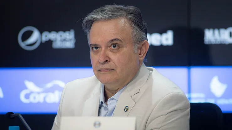 O dirigente Antonio Dutra Jr fala aos jornalistas durante apresentacao oficial de Luis Castro como tercnico do Gremio em coletiva de imprensa realizada no Arena do Gremio. Foto: Maxi Franzoi/AGIF