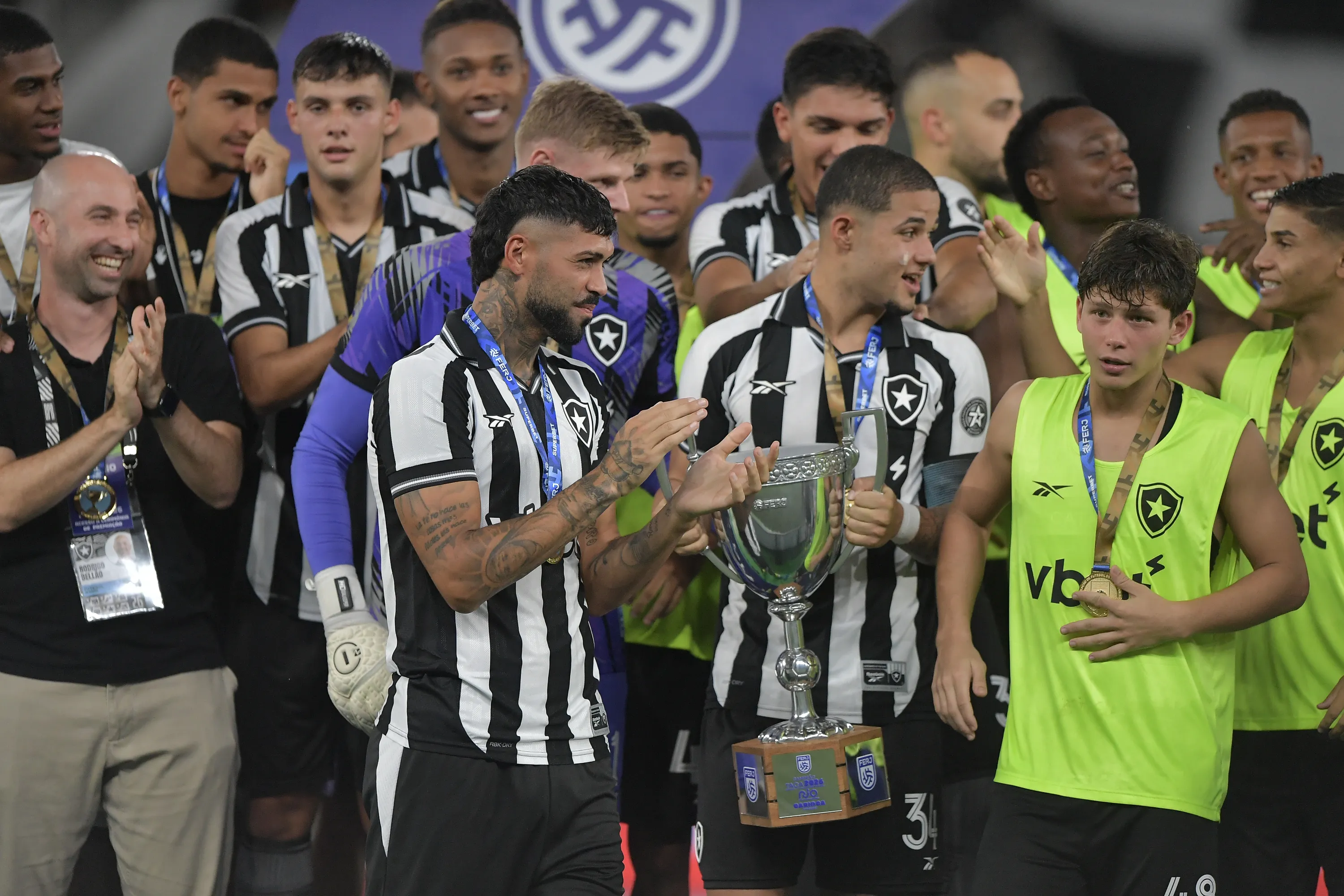 Jogadores do Botafogo comemoram titulo de campeao apos partida contra o Bangu no estadio Engenhao pela decisao do campeonato Carioca 2026. Foto: Thiago Ribeiro/AGIF