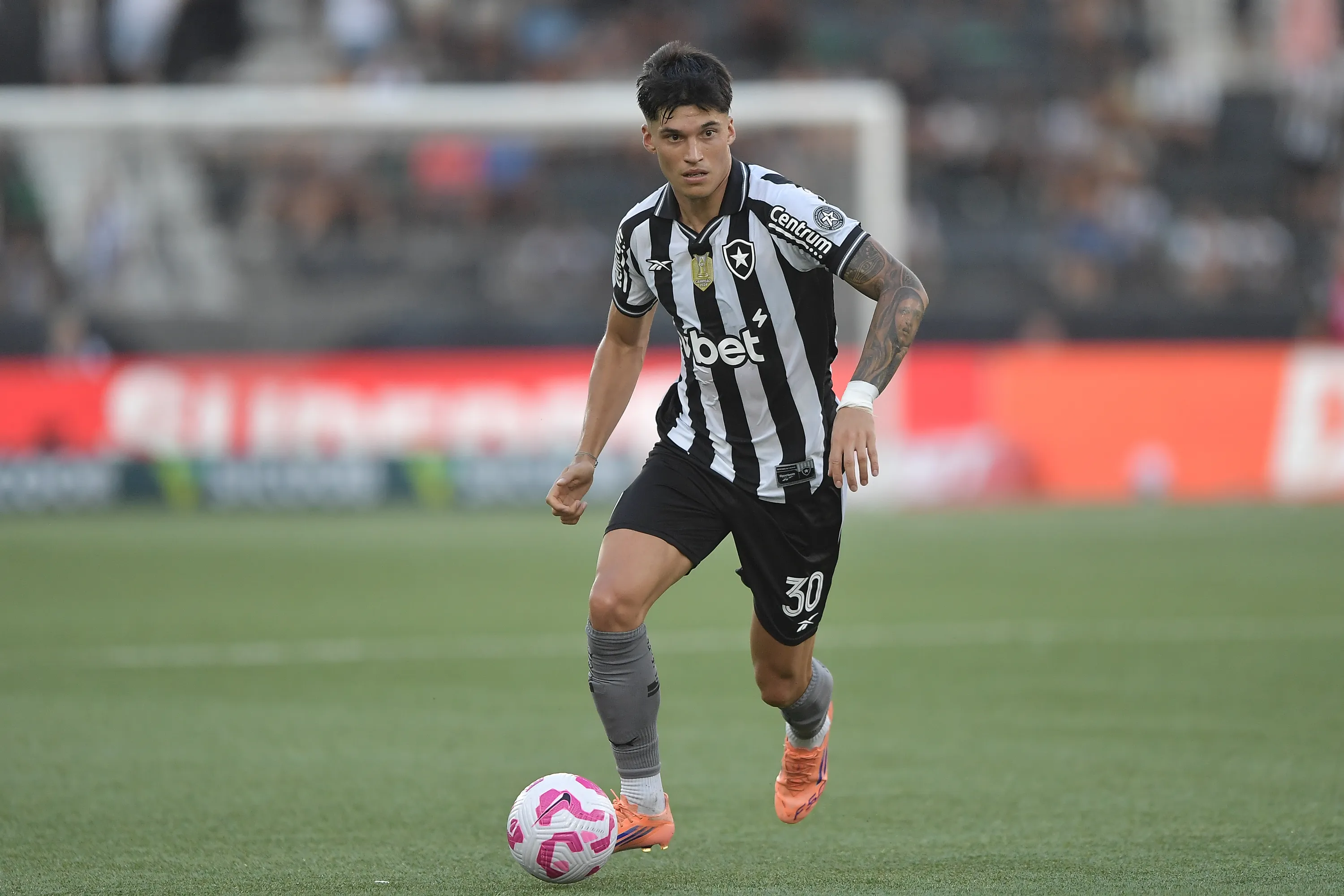 Joaquin Correa jogador do Botafogo durante partida contra o Santos no estadio Engenhao pelo campeonato Brasileiro A 2025. Foto: Thiago Ribeiro/AGIF