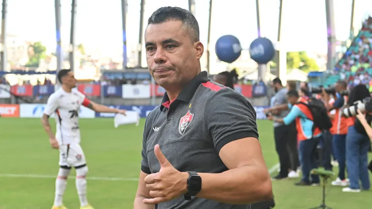 Jair Ventura tecnico do Vitoria durante partida contra o Bahia no estadio Fonte Nova pelo campeonato Baiano 2026. Foto: Walmir Cirne/AGIF
