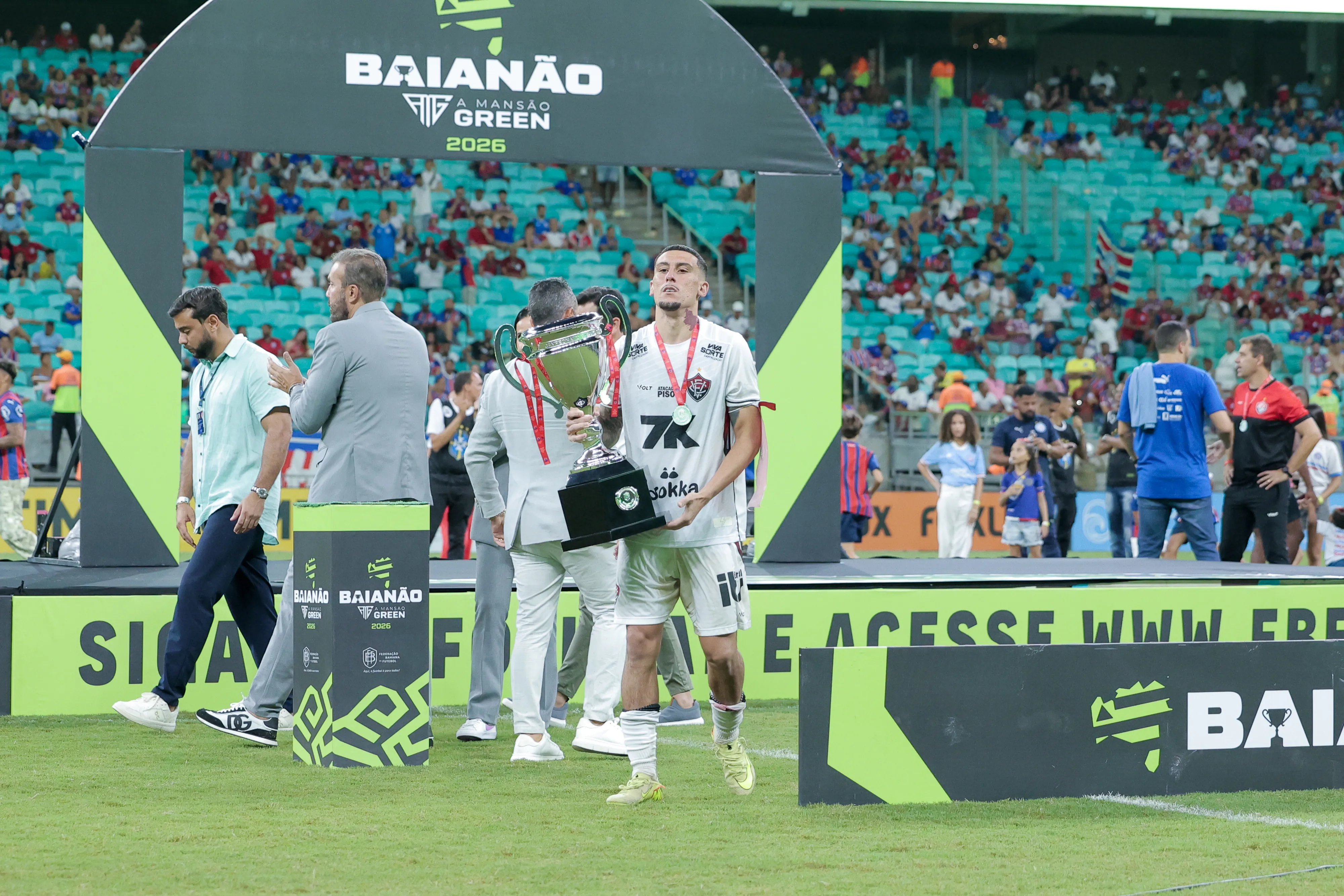 Gabriel Baralhas jogador do Bahia levanta a taca de vice-campeao durante cerimonia de premiacao ao final da partida contra o Vitoria no estadio Fonte Nova pela decisao do campeonato Baiano 2026. Foto: Marcio Jose/AGIF