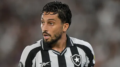 Alex Telles jogador do Botafogo durante partida contra o Nacional Potosí no estádio Engenhão pelo campeonato Copa Libertadores 2026. Foto: Thiago Ribeiro/AGIF