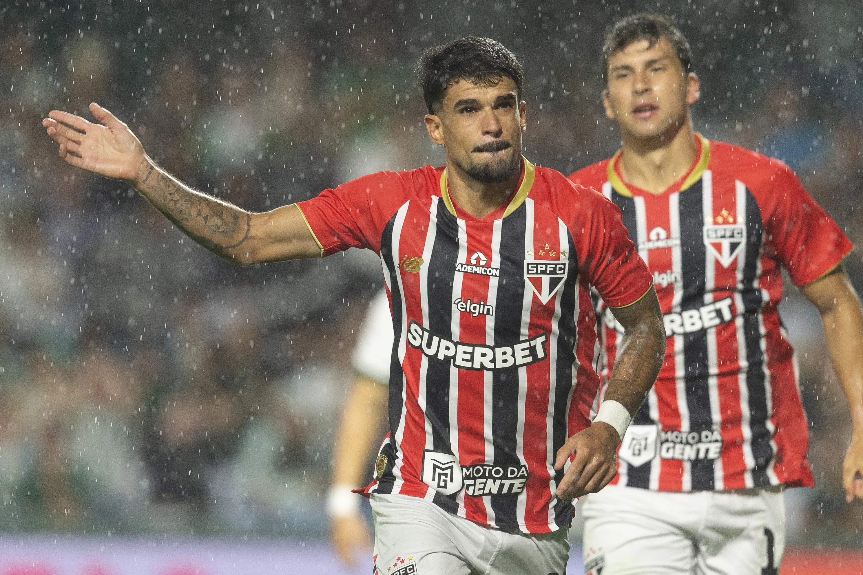 PR – CURITIBA – 25/02/2026 – BRASILEIRO A 2026, CORITIBA X SAO PAULO – Cauly jogador do Sao Paulo comemora seu gol durante partida contra o Coritiba no estadio Couto Pereira pelo campeonato Brasileiro A 2026. Foto: Hedeson Alves/AGIF