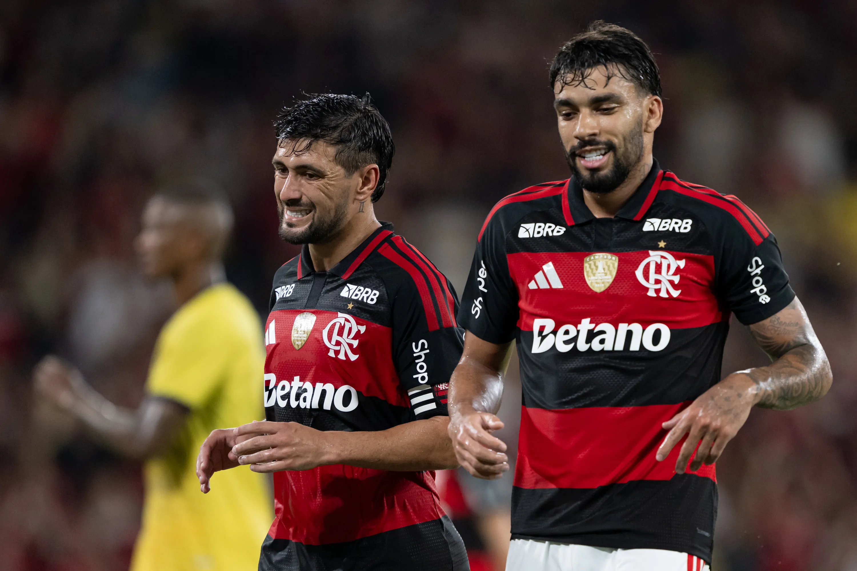 De Arrascaeta jogador do Flamengo e Lucas Paqueta jogador da sua equipe lamentam durante partida contra o Madureira no estadio Maracana pelo campeonato Carioca 2026. Foto: Jorge Rodrigues/AGIF