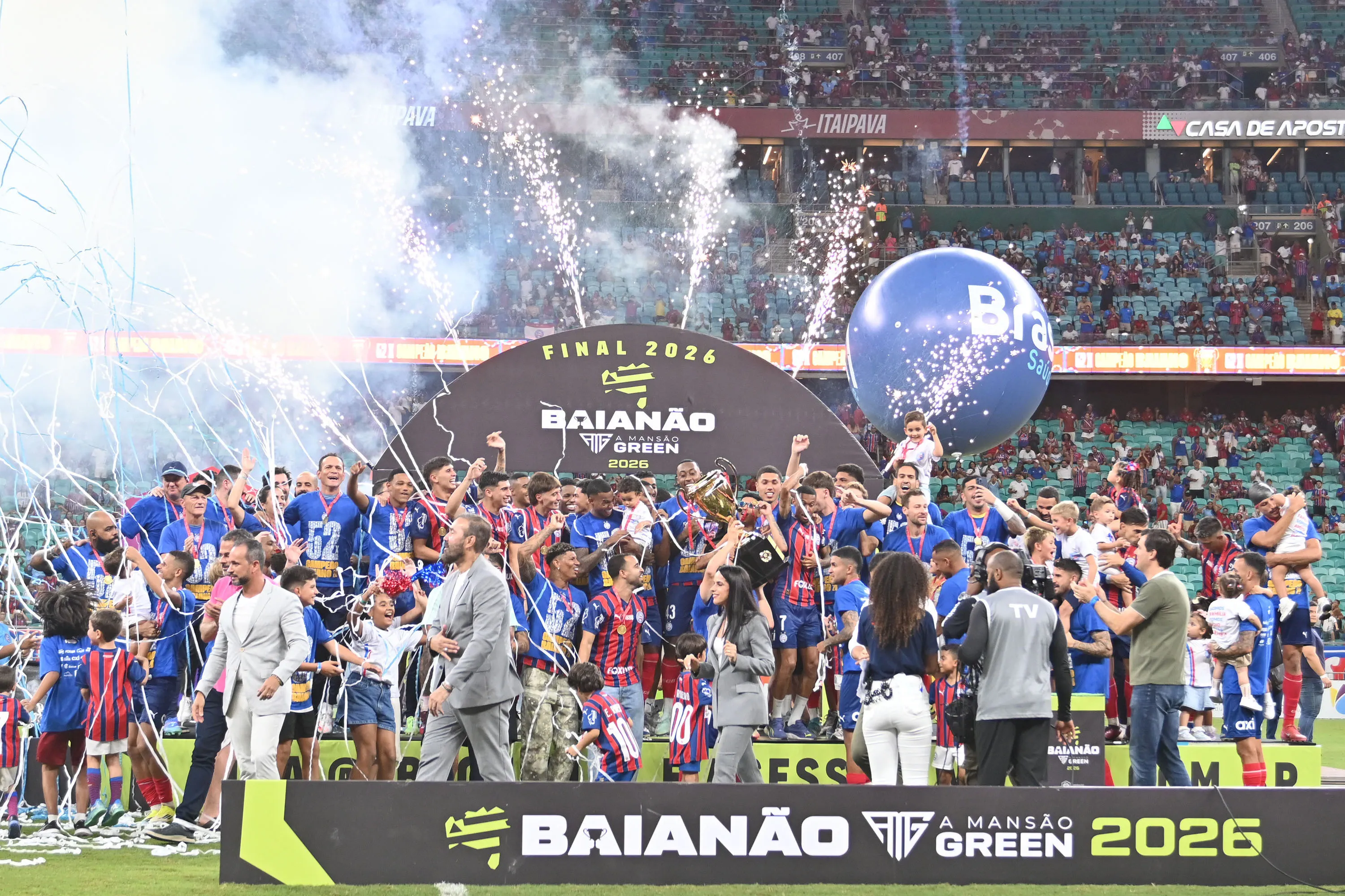 BA – SALVADOR – 07/03/2026 – BAIANO 2026, BAHIA X VITORIA – Jogadores do Bahia comemoram titulo de campeao apos partida contra o Vitoria no estadio Fonte Nova pela decisao do campeonato Baiano 2026. Foto: Walmir Cirne/AGIF