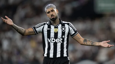Barboza jogador do Botafogo reclama com a arbitragem durante partida contra o Atlético-MG no estádio Engenhão pelo campeonato Brasileiro A 2025. Foto: Jorge Rodrigues/AGIF