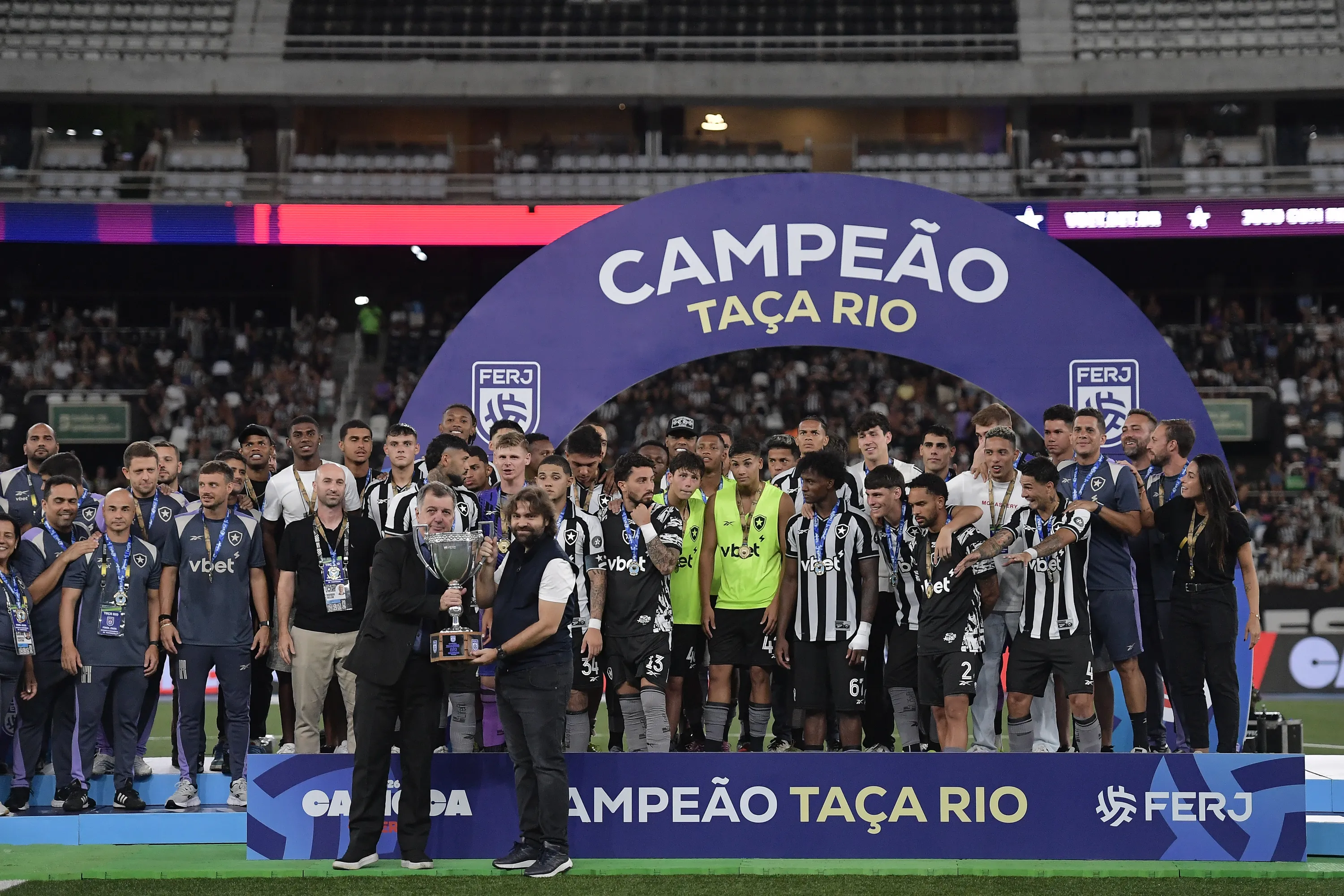 RJ – RIO DE JANEIRO – 07/03/2026 – FINAL TACA RIO 2026, BOTAFOGO X BANGU – Jogadores do Botafogo comemoram titulo de campeao apos partida contra o Bangu no estadio Engenhao pela decisao do campeonato Carioca 2026. Foto: Thiago Ribeiro/AGIF