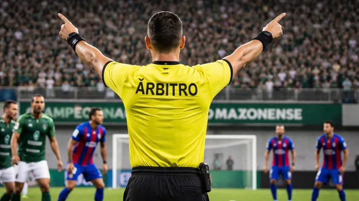 Árbitro dá 'toque de mão' do goleiro em pênalti polêmico em Manaus x Parintins. Imagem gerada por Inteligência Artificial